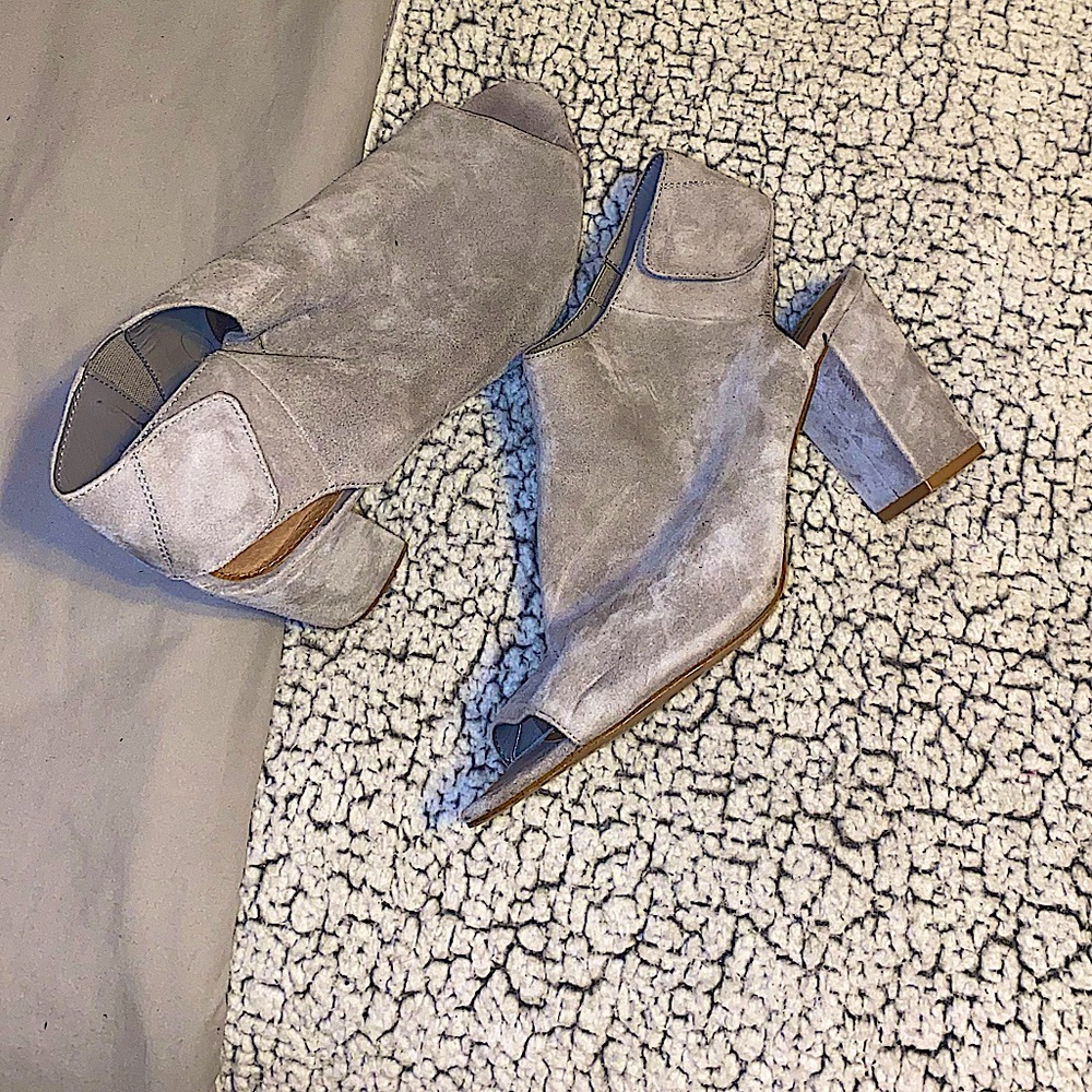 Faux suede gray open toed heels